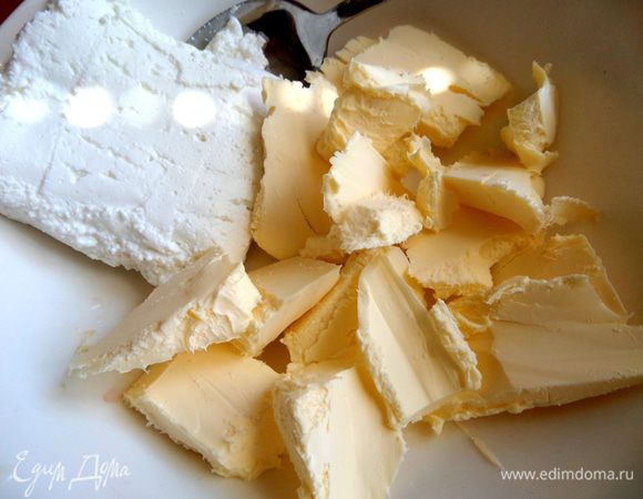 Сначала готовим тесто: творог смешиваем с мягким маслом. По рецепту его было целых 200 г,но я уменьшила количество!