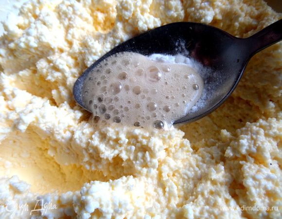 Соду погасить уксусом прямо над тестом и вылить туда.