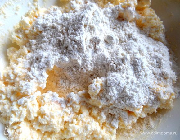 Добавить муку по стакану.