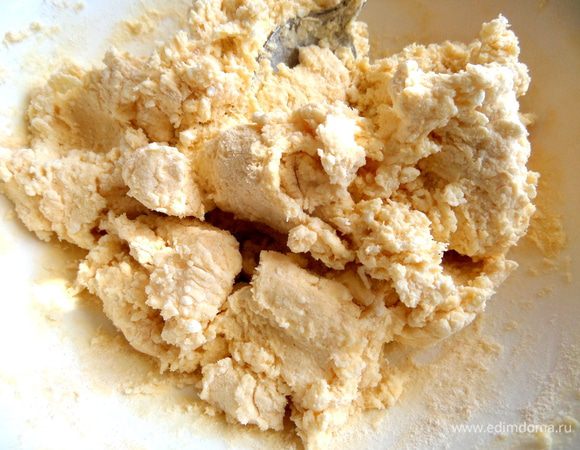 Смотрим,нужна ли мука и месим уже руками.