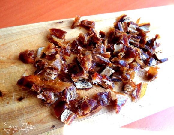 Финики измельчить.