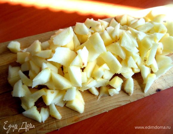 Яблоко очистить,нарезать мелко.