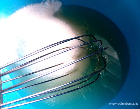 Белки соединить с сахаром (по рецепту стакан,но я уменьшила!).