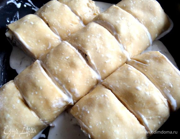 Переносим в смазанную маслом форму (лучше в длинную,узкую,но я в круглой разместила!) и надрезаем не до конца.