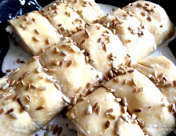 Смазываем молоком и присыпаем снова семечками.