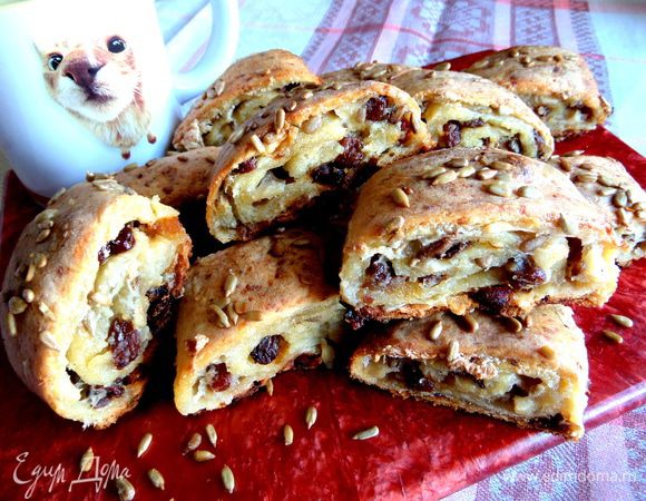 Когда рулет не будет горячим,можно нарезать до конца или даже просто надломать на порции.