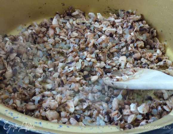 Соус - Чеснок выдавить. Помидоры перемолоть в кухонном комбайне, перелить в соусник и перемешать с остальными ингредиентами. Довести до кипения и снизить огонь. Поварить минут 25 иногда помешивая, как начнёт густеть соус готов. Лук измельчить. Грибы порезать очень мелко.
Разогреть сковородку  с маслом на среднем огне. Обжарить лук с грибами до мягкости , минут 8.