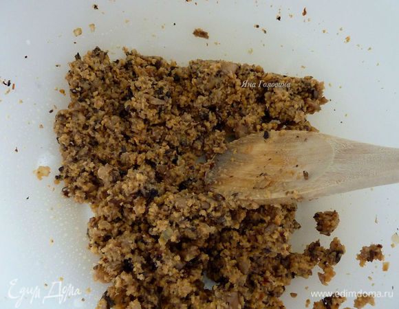 Снять с огня и перемешать с сухарями. Остудить до комнатной температуры и ввести по немного молоко.

