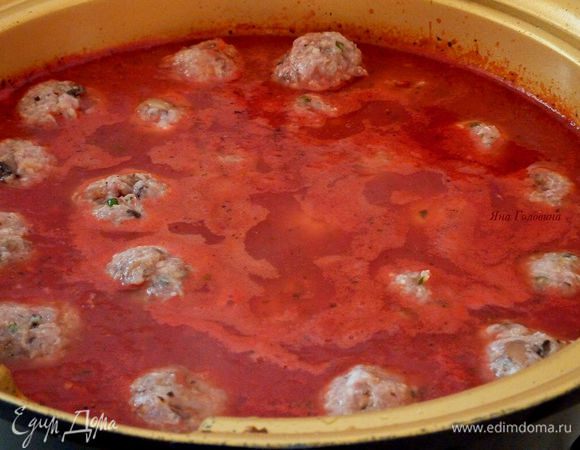 В большое кастрюле с подсоленной водой, отварить пасту в соответствие с инструкцией.

Тем временем перемешать фарш с грибной массой, добавить измельченный базилик ,  натертый пекорино  , соль и белок. Перемешать до однородности и сформировать в шарики размером с мячик для пинг - понга . 
У меня вышло 30 штук.

