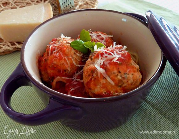 В кастрюли разогреть до кипения соус маринера , опустить шарики в соус и потушить на среднем огне 25 - 30 минут.

Поддавать со спагетти, посыпать пекорино и базилик.
