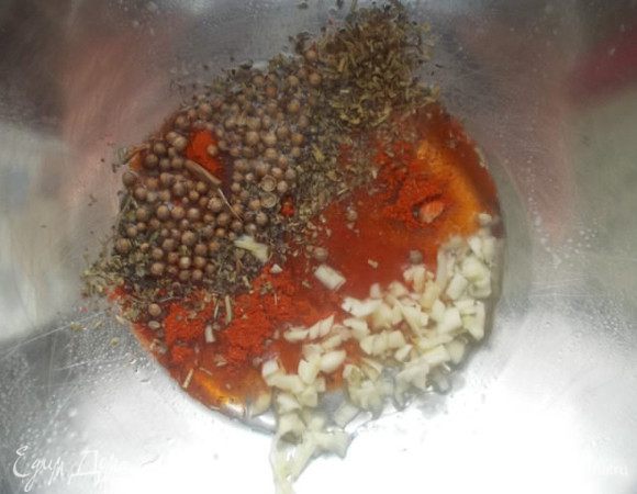 Чеснок измельчить,кориандр я взяла зернами,но можно  молотый. Специи складываем в миску,в которой будет мариноваться сельдь.