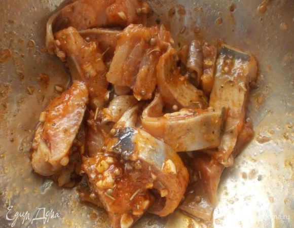 Добавить к маринаду сельдь и хорошо перемешать. Поставить в холодильник на сутки,периодически помешивая,раза три-четыре,вполне хватит.