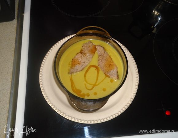 Высыпаем зеленый горошек в кастрюлю с водой. Добавляем чеснок и ставим вариться.