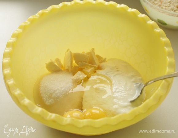 Для теста: смешать йогурт, сахар, яйца и масло, слегка взбить.