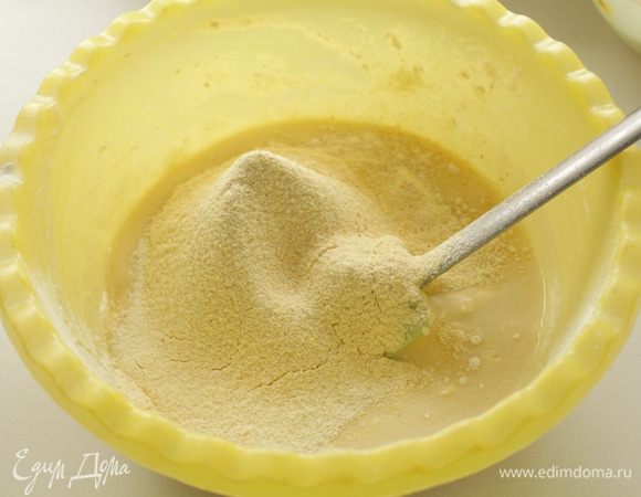 Добавить просеянную муку с разрыхлителем, перемешать.