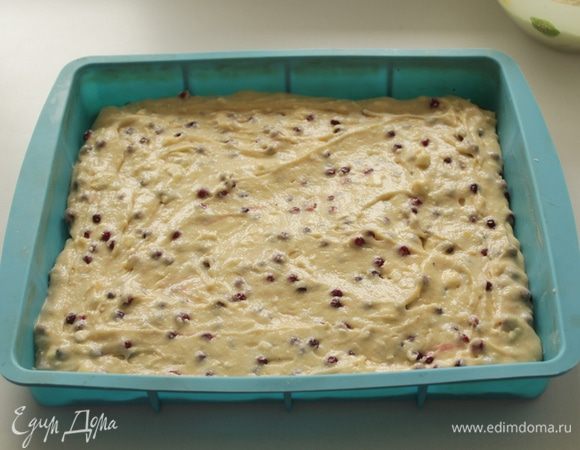 Выложить в смазанную форму.