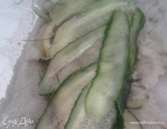 В соль вылить три ложки воды, соль должна быть как кашица.  У меня сибас был маленький - 350 г, я побоялась такого количества соли, и поэтому обернула его тонким слоем огурца. Соли было достаточно. Может эта процедура была лишней,  но результатом я была довольна. 