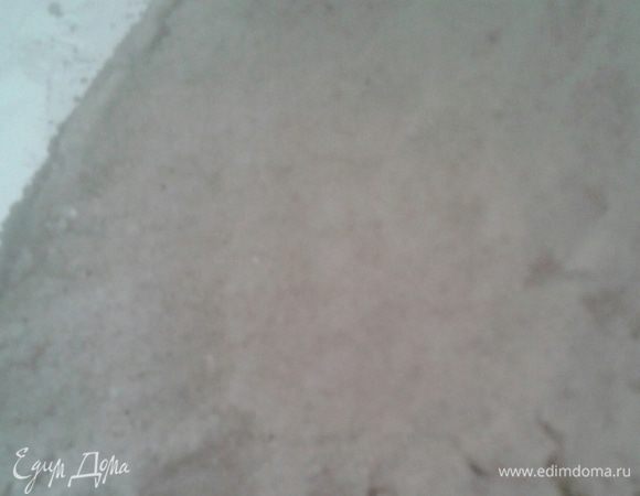 На противень выложить соль, слоем около 0,5 см, затем рыбу и накрыть ее оставшейся солью. Поставить в разогретую духовку на 30 минут при 190 градусах. 