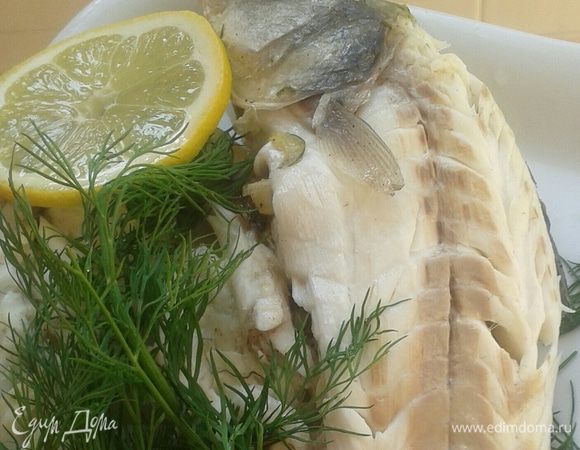 После приготовления «панцирь»  из соли разбить молоточком для отбивных. Очистить от кожуры, взбрызнуть лимонным соком, украсить веточкой укропа. Можно подавать!