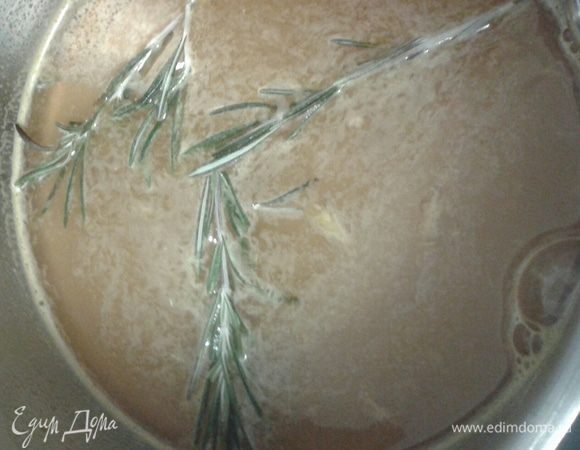 Далее в сотейник налить 1 стакан апельсинового сока (можно из пакета, но лучше свежевыжатый), высыпать сахар, добавить веточку розмарина и сварить жидкий  сироп.  Когда торт испечется, дайте остыть, не доставая из формы. Далее украсить клубникой. В сироп добавить порошковый желатин (по количеству  жидкости как указано на упаковке) хорошо размешать довести на плите  до 60 градусов пока желатин растворится (не доводить до кипения). 