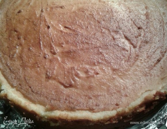 Пусть сироп с желатином остынет и далее  залить им торт. Сиропа я вылила не много лишь для того чтоб покрыть клубнику, если вы любите желе , то слой можно сделать и повыше, для этого торт пока остывал оставался в форме. Клубника  в этом случае  не заветривается и сохраняет свой вид до тех пор, пока торт не съедят. 