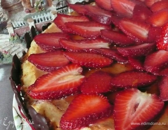 А еще если клубника не очень сладкая желе  придаст ей сладости и дополнительный аромат.