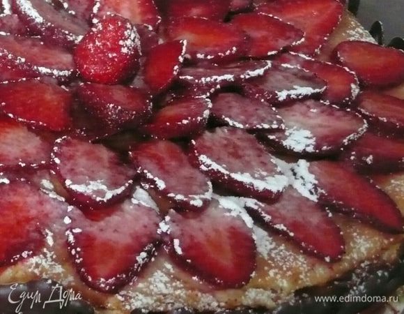 Отправить торт в холодильник часа на 4. Лучше на ночь. 