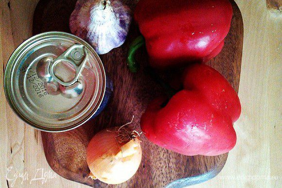 Разогрейте 4 столовые ложки оливкового масла в глубокой кастрюле. Выложите в кастрюлю нарезанный мелко лук, раздавленный зубчик чеснока и красный перец, нарезанный полосками. Обжаривать в течение 5 минут. Затем добавить к овощам томаты. Посолить, поперчить и оставить на среднем огне на 15 минут.