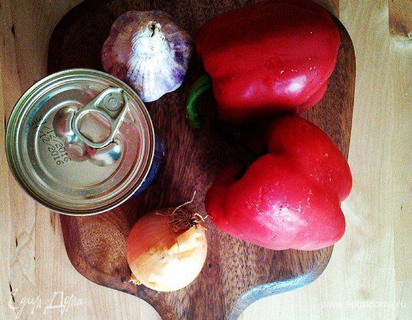 Разогрейте 4 столовые ложки оливкового масла в глубокой кастрюле. Выложите в кастрюлю нарезанный мелко лук, раздавленный зубчик чеснока и красный перец, нарезанный полосками. Обжаривать в течение 5 минут. Затем добавить к овощам томаты. Посолить, поперчить и оставить на среднем огне на 15 минут.