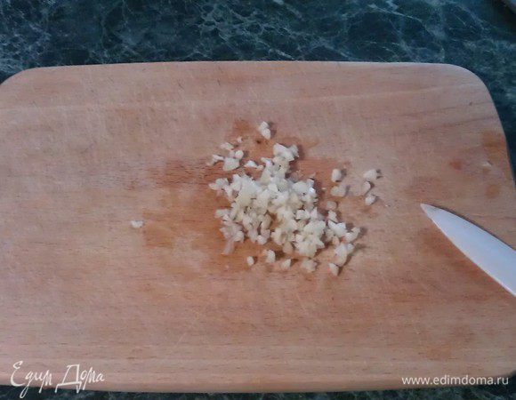 Все овощи промыть и очистить. В антипригарную кастрюльку наливаем масло.  Чеснок давим ножом и измельчаем. Отправляем чеснок в кастрюльку.