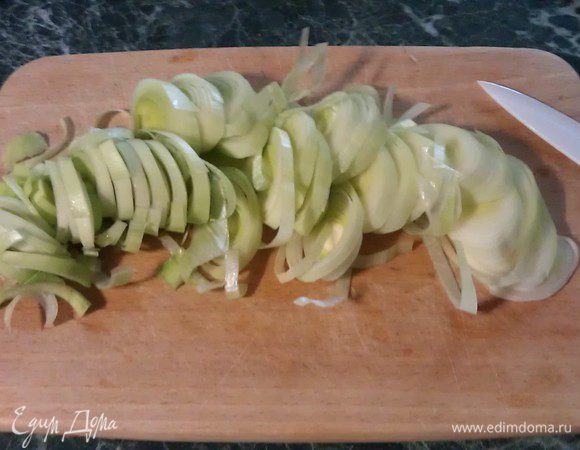 Белую часть лука-порея нарезаем кольцами и отправляем к чесноку. Ставим на огонь и начинаем тушить на небольшом огне. Параллельно ставим кастрюльку с водой для пасты.