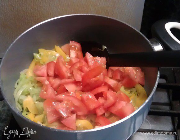 Нарезаем небольшими кусочками помидоры и отправляем к остальным овощам, перемешиваем и тушим под крышкой.