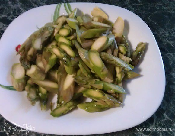 У спаржи отламываем жесткий низ и нарезаем небольшими кусочками немного наискосок. К этому времени закипает вода для пасты - солим и забрасываем макароны.