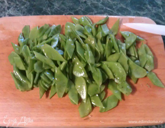 В кастрюльку с овощами вливаем соевый соус - хорошенько перемешиваем и добавляем к ним спаржу. Горошек у меня был совсем молодой, стручками - нарезаем тоже кусочками. Через 2 минуты горошек тоже отправляется к остальным овощам.