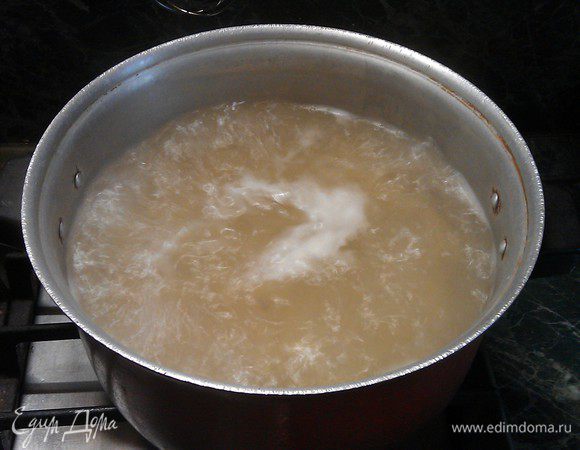 Спиральки уже почти готовы, отбрасываем на дуршлаг и добавляем их к соусу. Все перемешиваем и сразу добавляем сливочный сыр. Быстро перемешиваем, выключаем огонь. Я в самом конце добавила сушеного базилика, но думаю со свежим будет куда лучше.