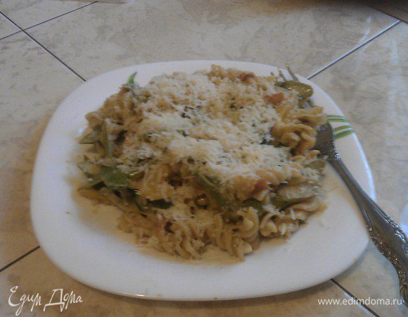 На запах слетелась вся семья, поэтому пришлось быстренько сервировать :) Подавала я пасту с тертым пармезаном, а муж добавил себе дополнительно в тарелку добрую порцию свежемолотого перца. 

Паста с нежным сливочным вкусом, а горошек и спаржа немного похрустывают на зубах (я их совсем немного подвергала тепловой обработке, чтобы сохранить витаминки).

PS: калорийность вышла примерно 110-115 кк на 100 грамм.  Так что порцию такой пасты можно себе позволить и при диете ;) 