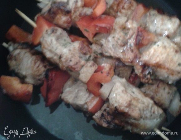 Затем в большую кастрюлю на дно налить немного сухого вина (лучше белого). Выложить шпажки и протушить около 10 минут.