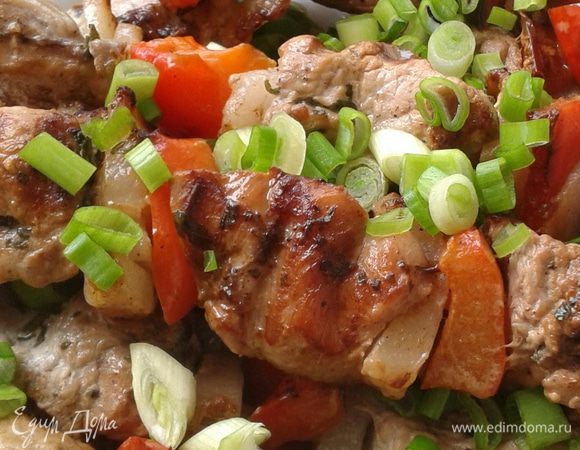 Готовую индейку посыпать зеленым луком или зеленью. Приятного аппетита!