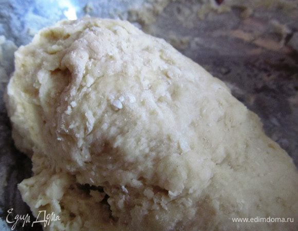 Тесто. Просеиваем муку, добавляем яйцо, соль, сахар, сливочное масло, вливаем теплое молоко. Перемешиваем. Вводим дрожжи и замешиваем тесто. Отправляем в теплое место на час. Чтобы булочки были более пышными, можно дать тесту отдохнуть 2-3 часа, за это время нужно его 2-3 раза обмять.