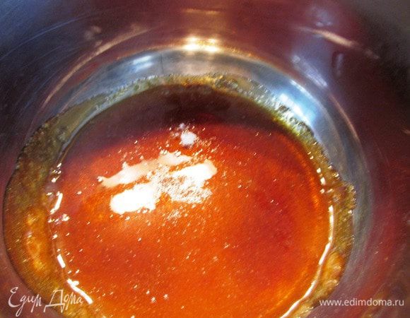 Готовим карамель. Сахар высыпаем в кастрюлю с толстым дном и ставим на медленный огонь. ВНИМАНИЕ НЕ ПЕРЕМЕШИВАТЬ. Набираемся терпения и ждем. Когда сахар полностью превратиться в карамель, добавляем сливочное масло и вливаем ТЕПЛЫЕ сливки. 