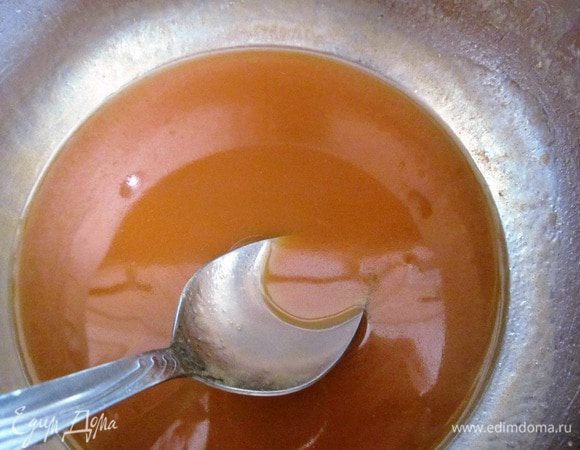 Мешаем до полного растворения и соединения карамели со сливками и маслом. 