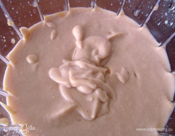 Теперь берем сливочный сыр (предпочтительно Филадельфия) и взбиваем с ¾ карамели. Ах, Друзья, признаюсь, сливочный сыр с карамелью это НЕЧТО! Можно кушать как отдельный нежнейший десерт….добавить фруктов и получится райское наслаждение. Думаю, даже сам Поль Бокюз оценил бы такую сладостную радость по достоинству!