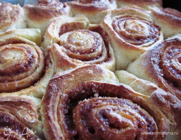 Друзья, вернемся к нашим булочкам. Достаем их, и горячими смазываем сливочным сыром. Сверху поливаем оставшейся карамелью. От себя я добавила орехов. Миндаль, кешью, арахис, пекан – все подойдет! 
И теперь, самый важный момент, дождаться пока булочки станут теплыми. Хотя в кондитерских «Синнабон» в США их готовят, и сразу же горячими подают посетителям. 
Приятного аппетита! 
