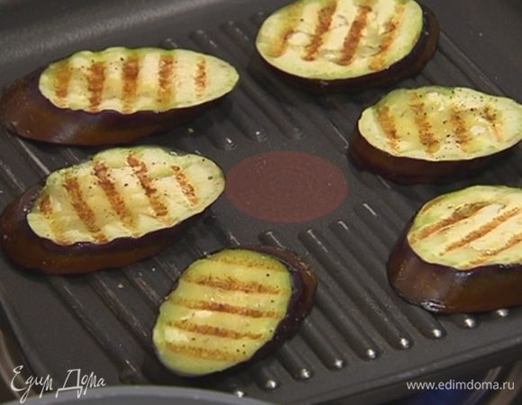 Разогреть сковороду-гриль и обжарить ломтики баклажана с двух сторон.