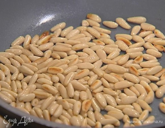 Кедровые орехи поджарить на сухой сковороде.