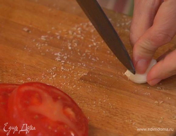 Чеснок почистить и порезать.