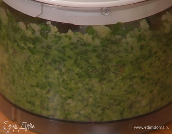 Приготовить соус песто: базилик, натертый сыр и оливковое масло взбить в блендере, затем добавить кедровые орехи, чеснок и взбить еще немного.