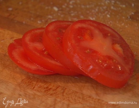 Помидор нарезать кружками.