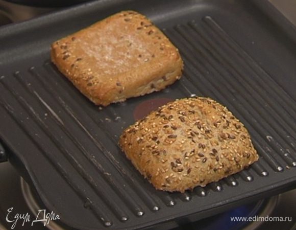 Хлеб выложить на сковороду-гриль, где жарились баклажаны, и слегка подрумянить с двух сторон.