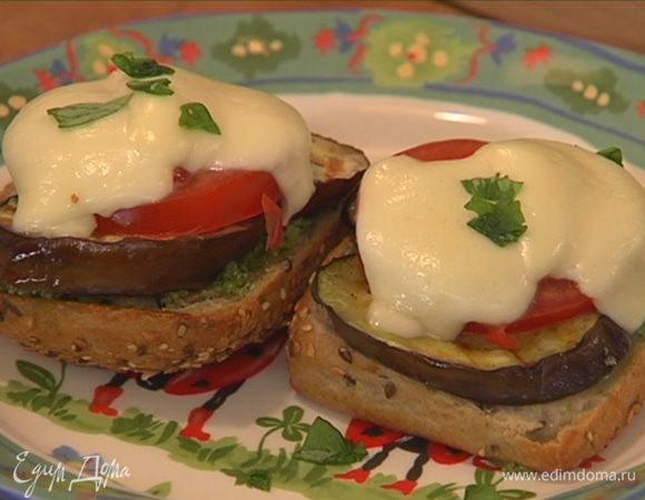 Измельчить руками 2‒3 листика базилика и посыпать горячие гренки.